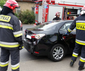 Groźne zderzenie samochodu ciężarowego z osobówką na Kamiennej w Bydgoszczy [ZDJĘCIA]