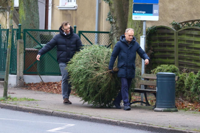 Donald Tusk z zięciem dźwigają gigantyczną choinkę. A za nimi drepcze Kasia z drugą. Wnusie premiera jak księżniczki