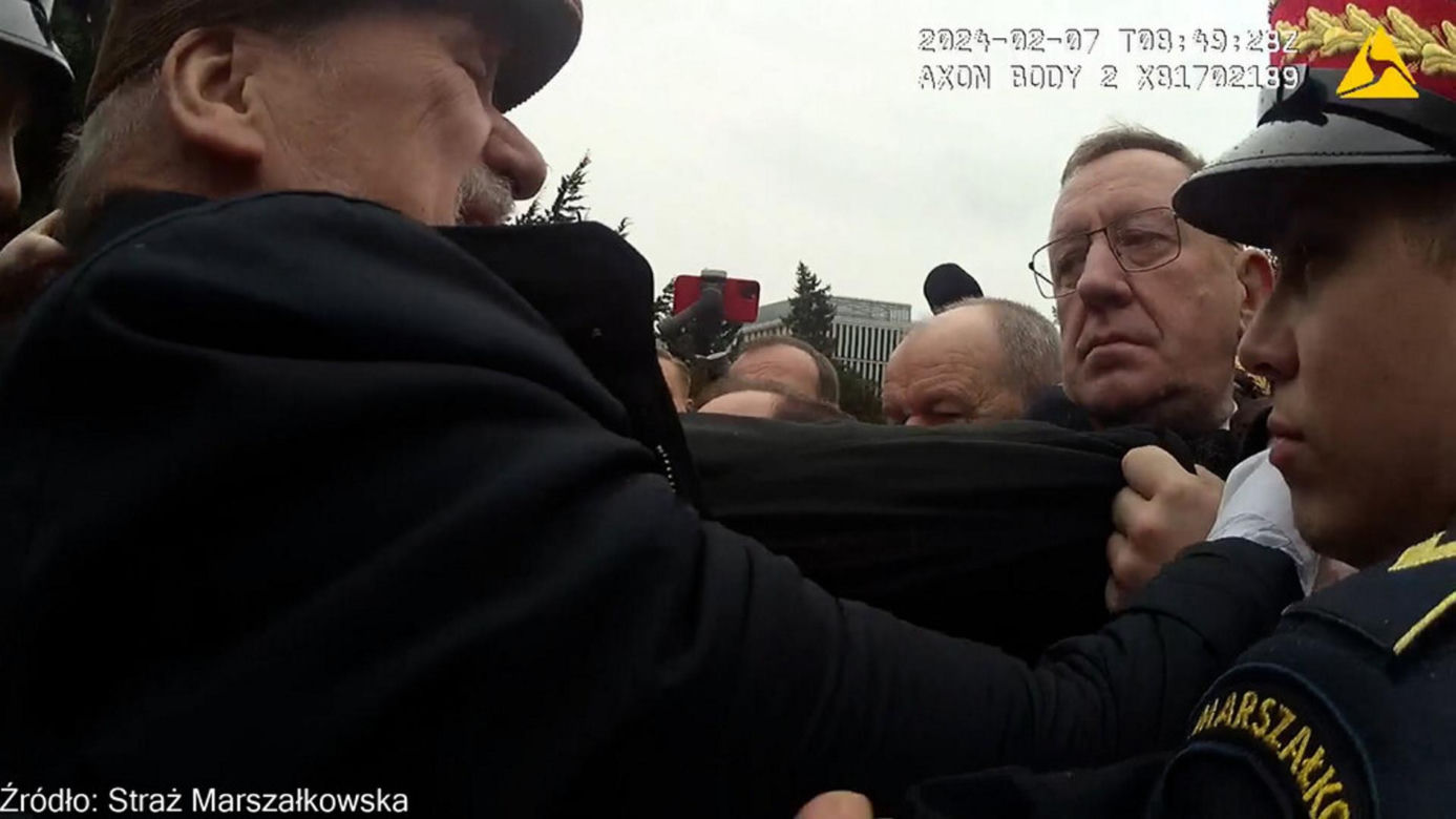 Tak wyglądała awantura pod Sejmem. Straż Marszałkowska publikuje zdjęcia