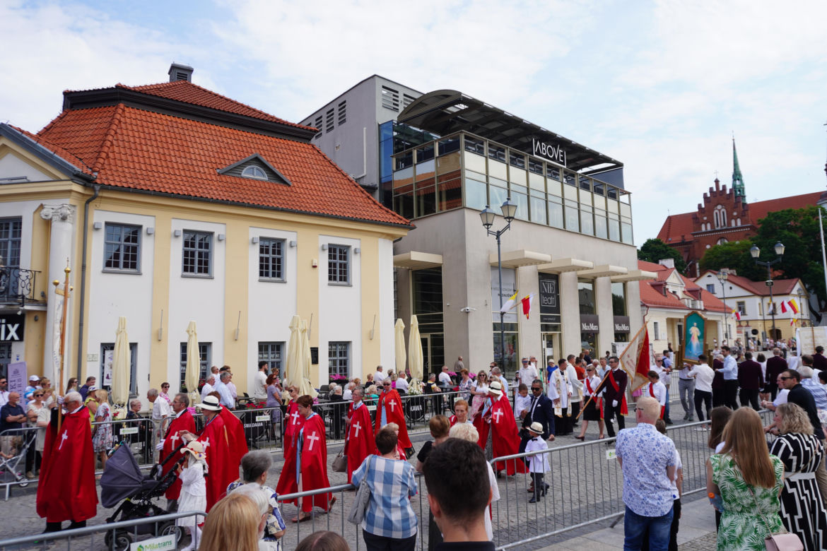 Boże Ciało 2024. Tłumy wiernych przeszły w procesji ulicami Białegostoku
