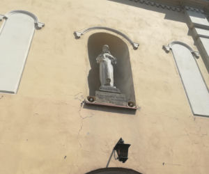 To jedno z najpiękniejszych miast w woj. łódzkim. Rośnie w nim dąb, pod którym miał odpoczywać Napoleon