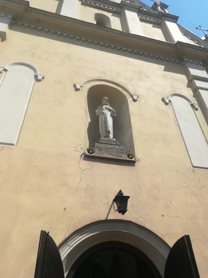 To jedno z najpiękniejszych miast w woj. łódzkim. Rośnie w nim dąb, pod którym miał odpoczywać Napoleon