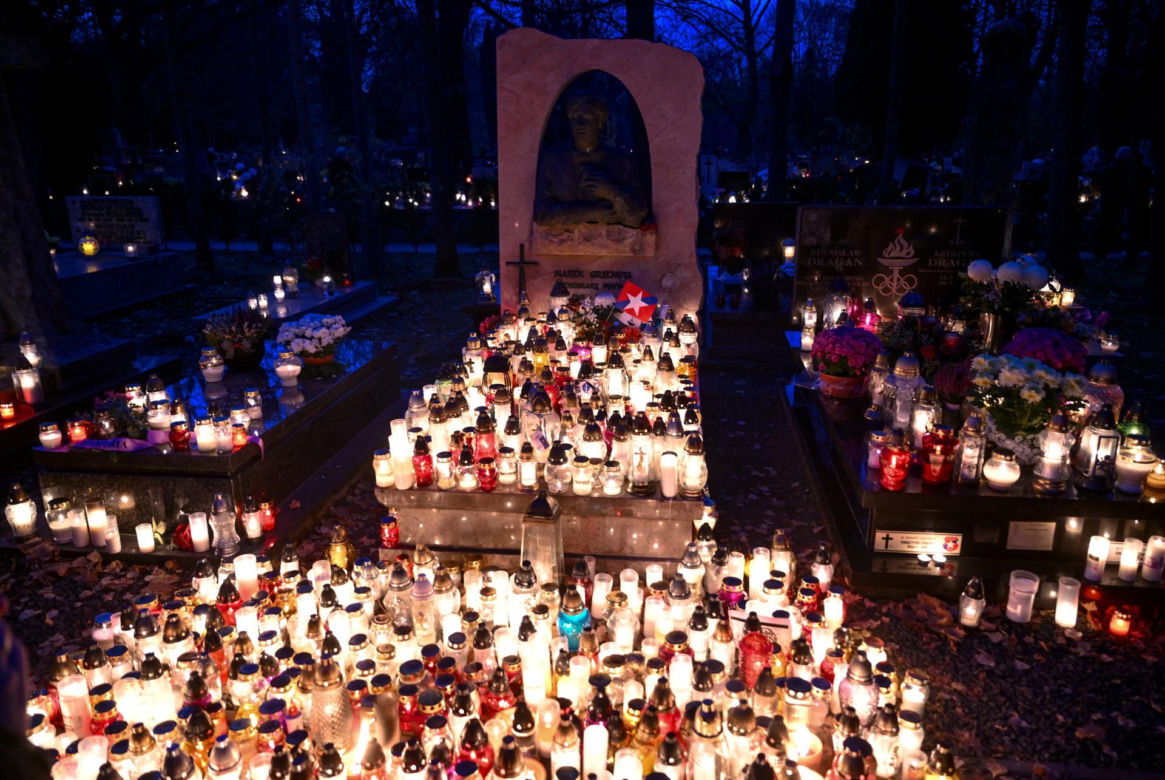 Kraków pamięta. Na grobie Marka Grechuty zawsze palą się znicze. Jeden szczegół jego grobu chwyta za serce