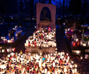 Kraków pamięta. Na grobie Marka Grechuty zawsze palą się znicze. Jeden szczegół jego grobu chwyta za serce