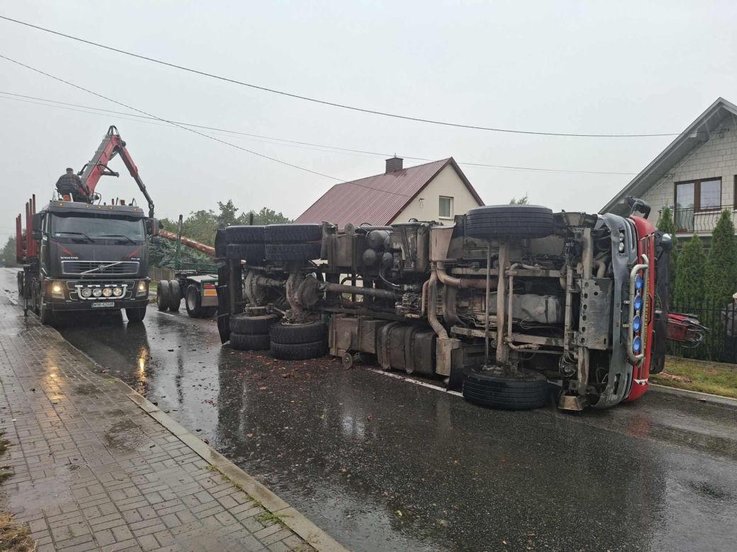 Wypadek w Mircu! Przewróciła się ciężarowka z drewnem, uszkodziła gazociąg