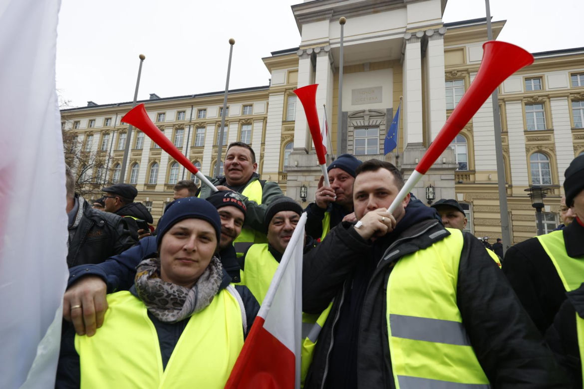 Niespokojny protest rolników w Warszawie. Służby obrzucone puszkami po piwie i petardami
