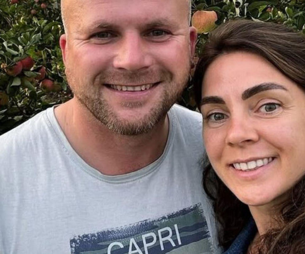 Uśmiechnięci Ania Cieślińska i Marcin Kobierecki na tle jabłoni. O ciąży pary z Rolnik szuka żony przeczytasz na Eska.