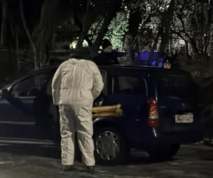 Kryminalni i technicy w białych kombinezonach na Mokotowie. Co się stalo?