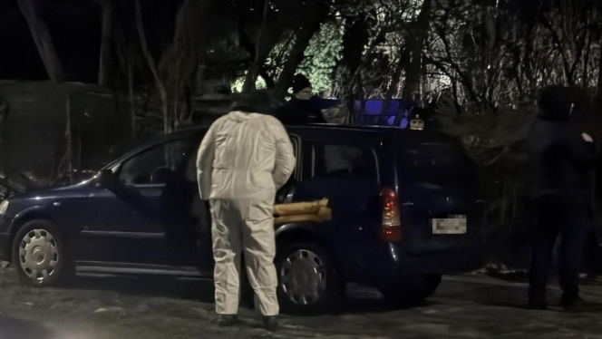 Kryminalni i technicy w białych kombinezonach na Mokotowie. Co się stalo?