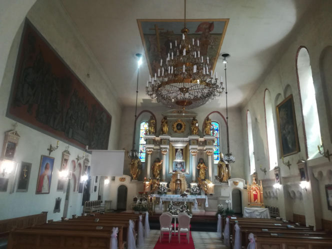 To jedno z najpiękniejszych miast w woj. łódzkim. Rośnie w nim dąb, pod którym miał odpoczywać Napoleon