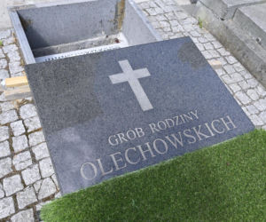 Grób Andrzeja Olechowskiego