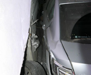 Pijacki rajd Skodą przez Starachowice. Zmieniali się za kółkiem, tracili koła i uderzyli w dom