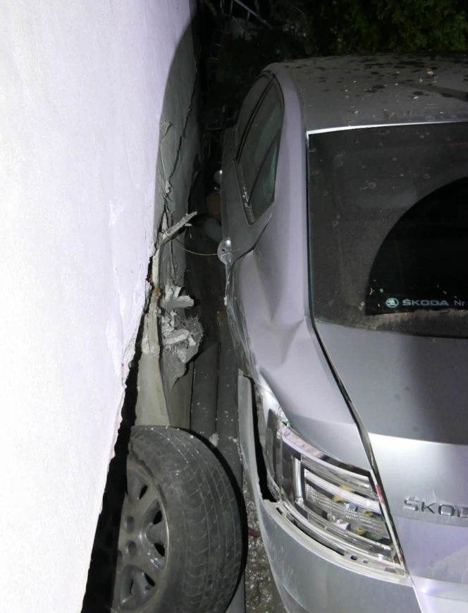 Pijacki rajd Skodą przez Starachowice. "Zmieniali się za kółkiem, tracili koła i uderzyli w dom"