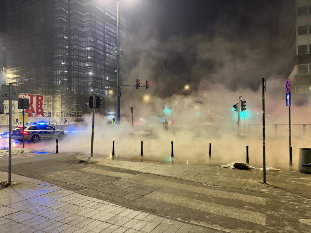 Gorąca chmura spowiła centrum Warszawy. Wielka dziura na środku ulicy. Co się stało?!