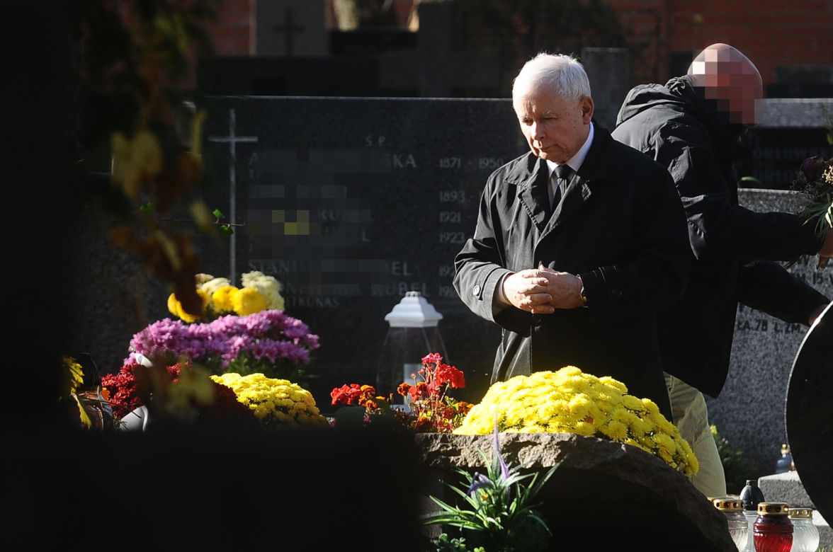 Prezes Kaczyński z miotełką na grobach