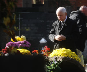 Prezes Kaczyński z miotełką na grobach