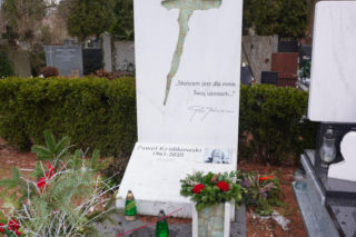 Grób Pawła Królikowskiego. Tak wygląda miejsce spoczynku słynnego Kusego chwilę przed rocznicą śmierci 