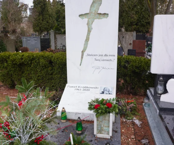 Grób Pawła Królikowskiego. Tak wygląda miejsce spoczynku Kusego