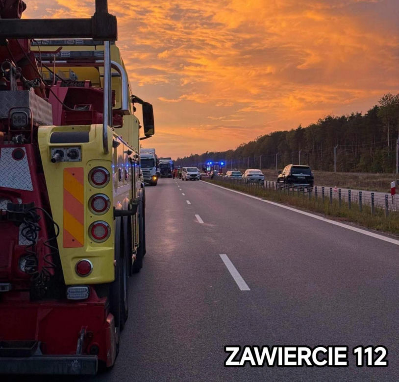 Dramat na DK78! Dwie ciężarówki zmiażdżyły osobówkę. Są ofiary śmiertelne. Kawałek dalej samochodowy karambol