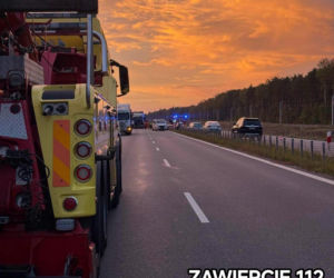 Dramat na DK78! Dwie ciężarówki zmiażdżyły osobówkę. Są ofiary śmiertelne. Kawałek dalej samochodowy karambol