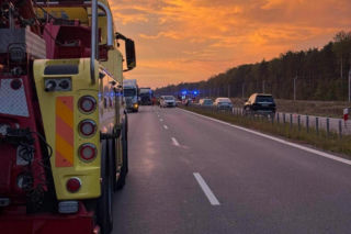 Dramat na DK78! Dwie ciężarówki zmiażdżyły osobówkę. Są ofiary śmiertelne. Kawałek dalej samochodowy karambol