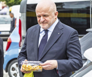 Paweł Kowal na bazarze
