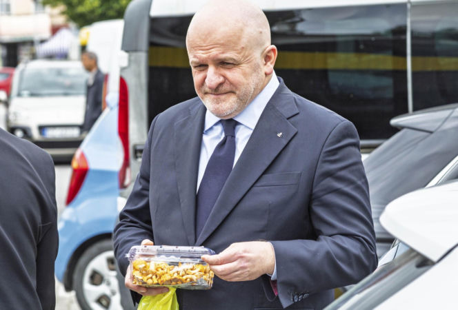 Paweł Kowal na bazarze