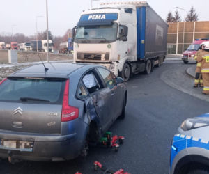 Dąbrowa Tarnowska: Kolizja na DK73 – zderzenie ciężarówki z osobówką