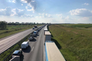 Wypadek na autostradzie A4. Doszło do zderzenia dwóch ciężarówek i osobówki. Są ranni. Na autostradzie są potężne korki