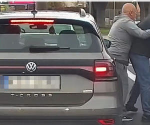 Kierowca Porsche zaatakował starszą kobietę. Chwilę potem uciekł spod świateł