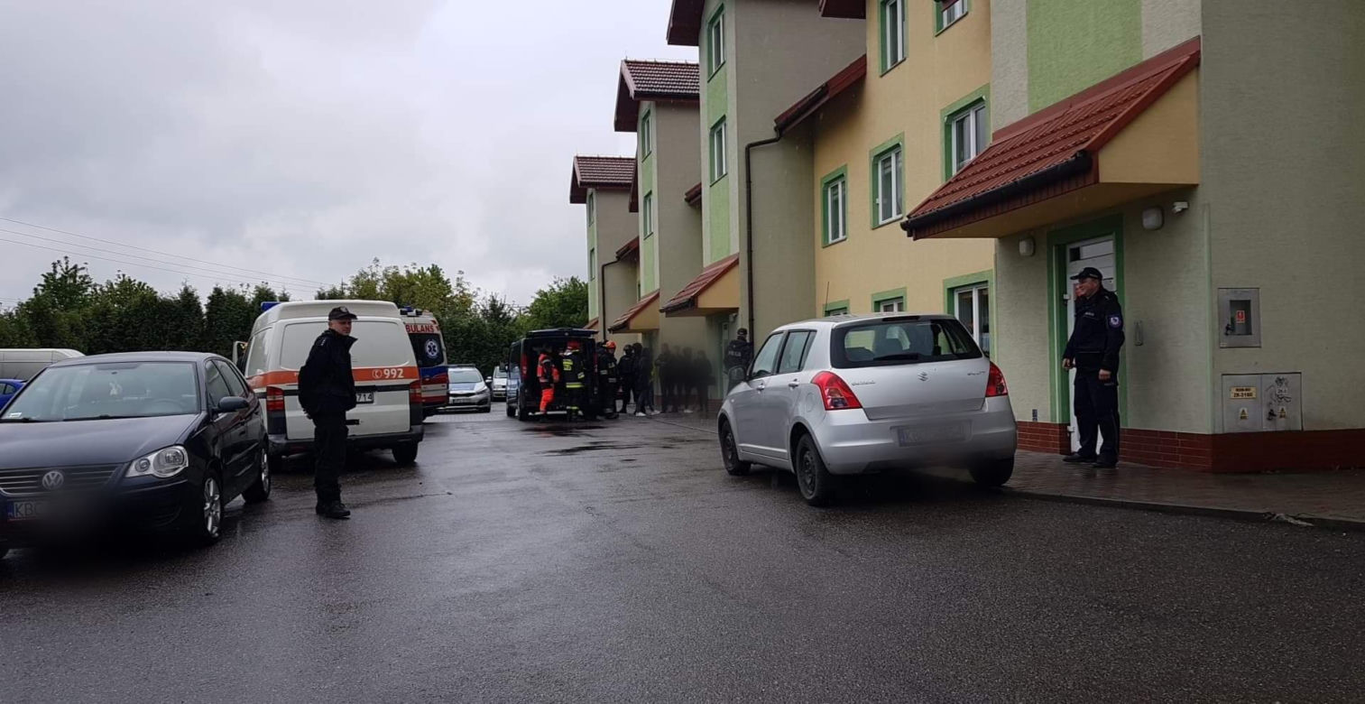 Bochnia: Mężczyzna zabarykadował się w bloku i grozi jego wysadzeniem
