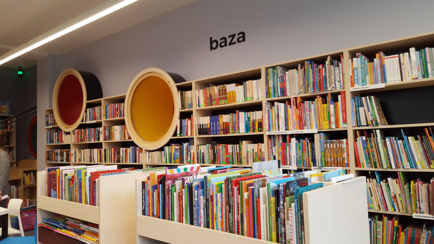 Ulubionym miejscem dzieci będzie baza, czyli mini plac zabaw ukryty między regałami.