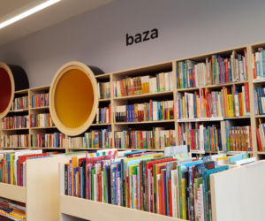 Ulubionym miejscem dzieci będzie baza, czyli mini plac zabaw ukryty między regałami.