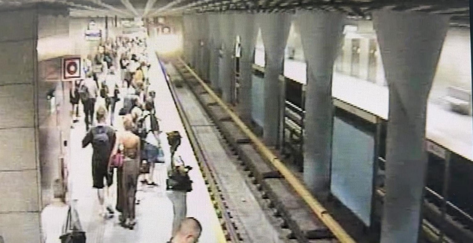 Próbował wepchnąć kobietę pod pociąg metra. Szokujące sceny w Warszawie