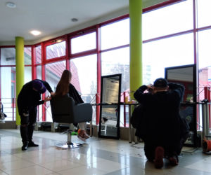 Barberzy odwiedzili chorzowski szpital i zafundowali sylwestrowe fryzury małym pacjentom 