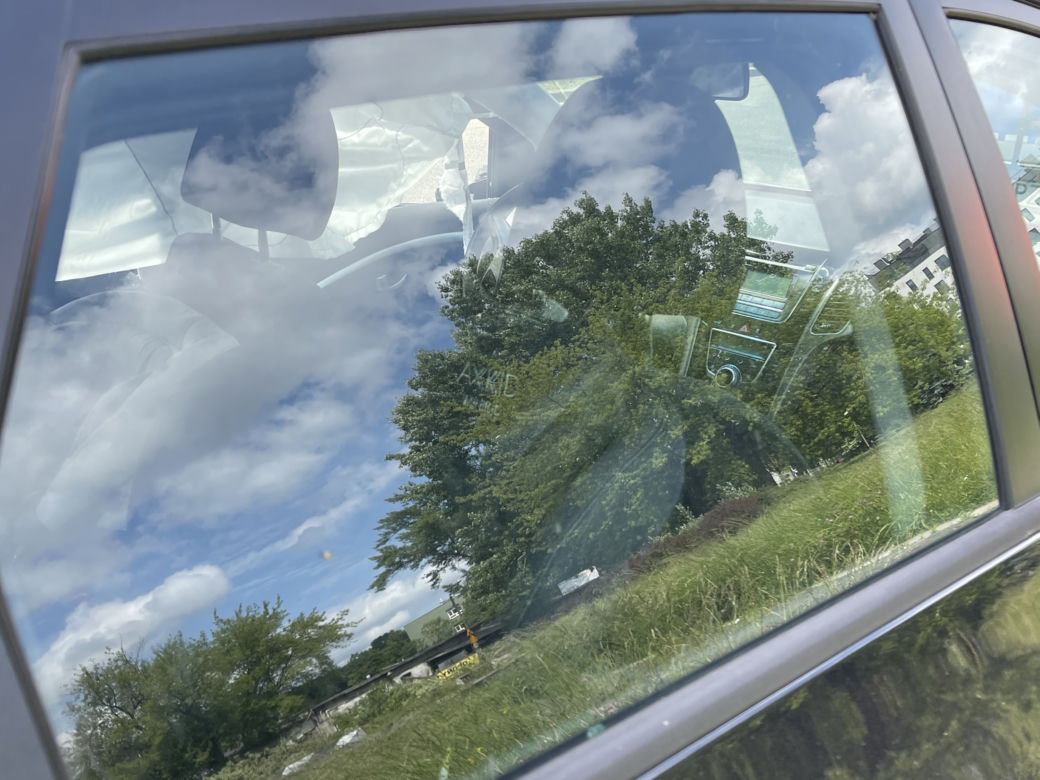 Wypadek na Woli w Warszawie. Samochód wjechał pod tramwaj. Są ranni, w tym dwójka niemowląt 