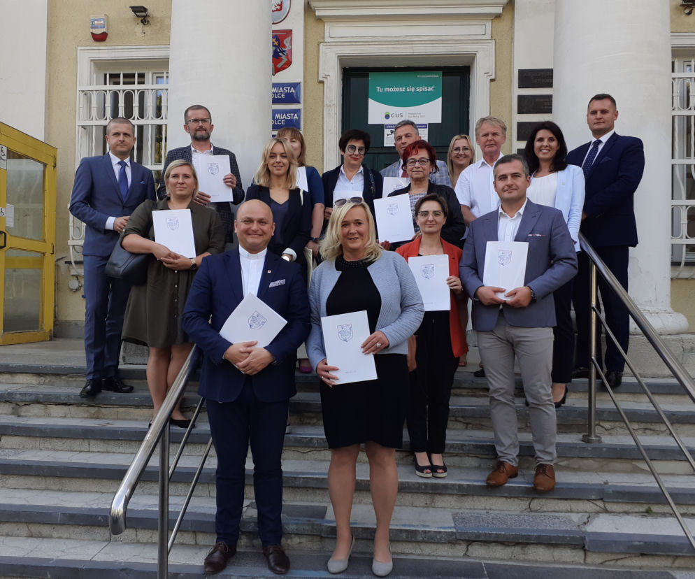 Przedstawiciele siedleckich instytucji i organizacji społecznych z podpisanymi egzemplarzami porozumienia o współpracy 
