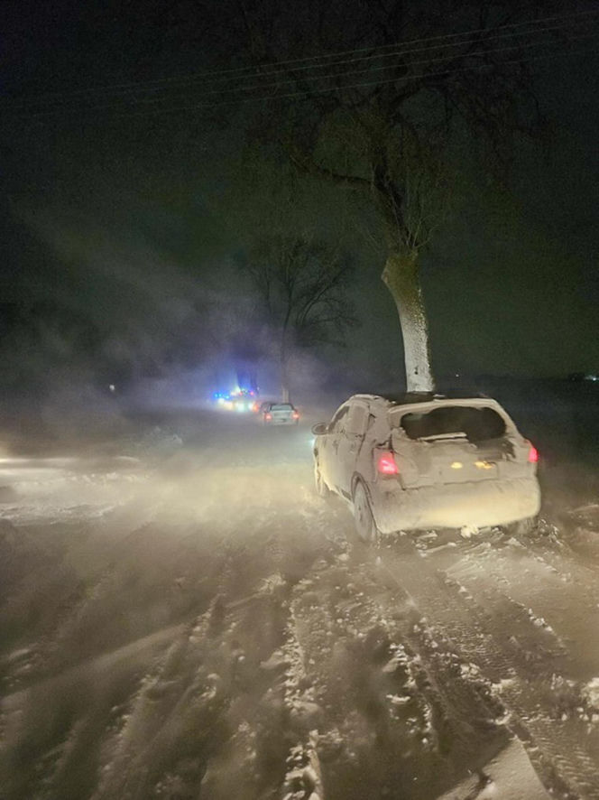 Ostróda w centrum śnieżycy. Burmistrz nocą ratował ludzi. Kierowcy nocowali w urzędzie