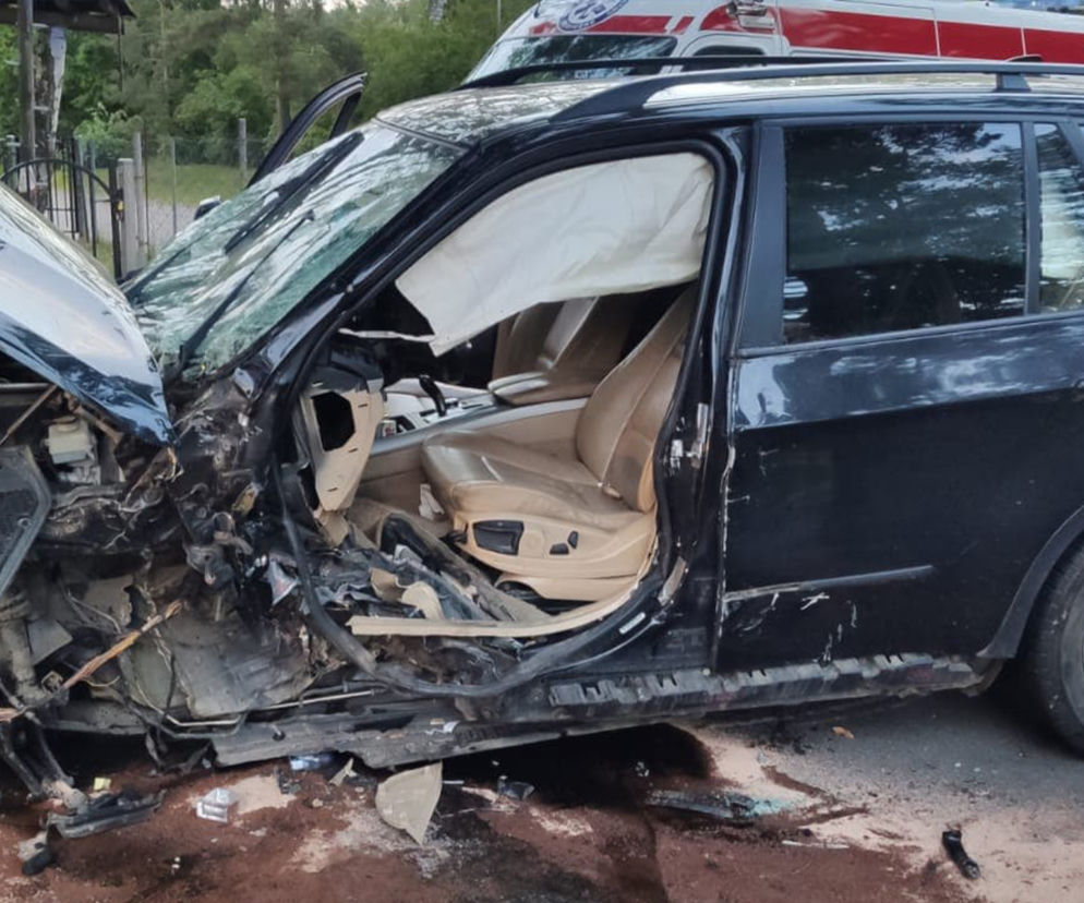 Groźny wypadek SUV-a. Pijany 60-latek wjechał w drzewo