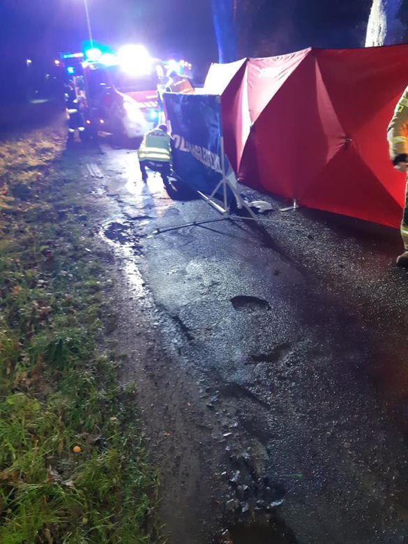 Wiklino: Tragiczna śmierć kobiety w wypadku. Jej auto wbiło się w drzewo [ZDJĘCIA]