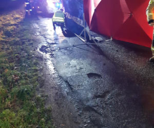Wiklino: Tragiczna śmierć kobiety w wypadku. Jej auto wbiło się w drzewo [ZDJĘCIA]