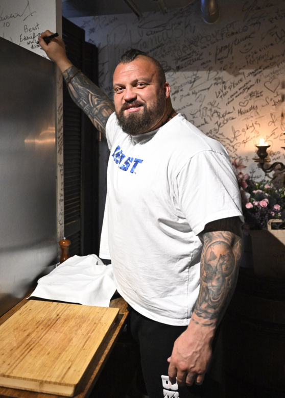 Eddie Hall zjadł przed walką z Pudzianowskim ogromnego steka. Pożre też "Pudziana"?