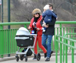Anna Mucha i Marcel Sora na spacerze z dziećmi