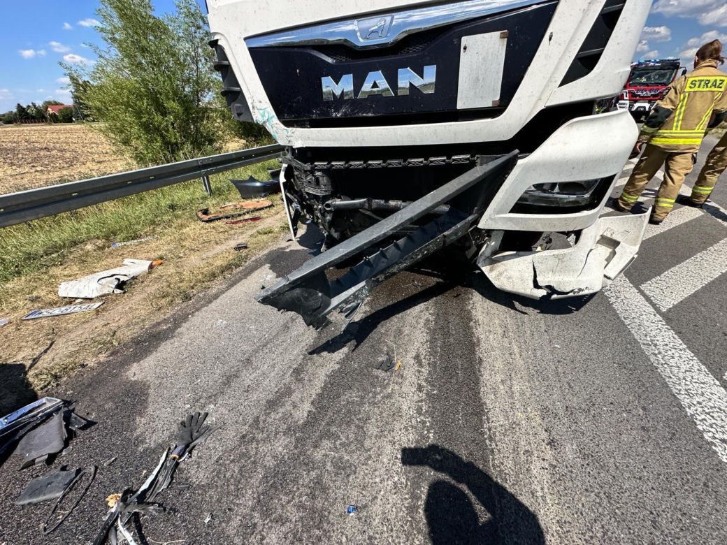 Wypadek w Elżbietowie. Tir roztrzaskał osobówkę. W tym samym miejscu zginęło troje dzieci i ich mamy
