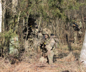 Brytyjscy żołnierze, ćwiczenia na poligonie