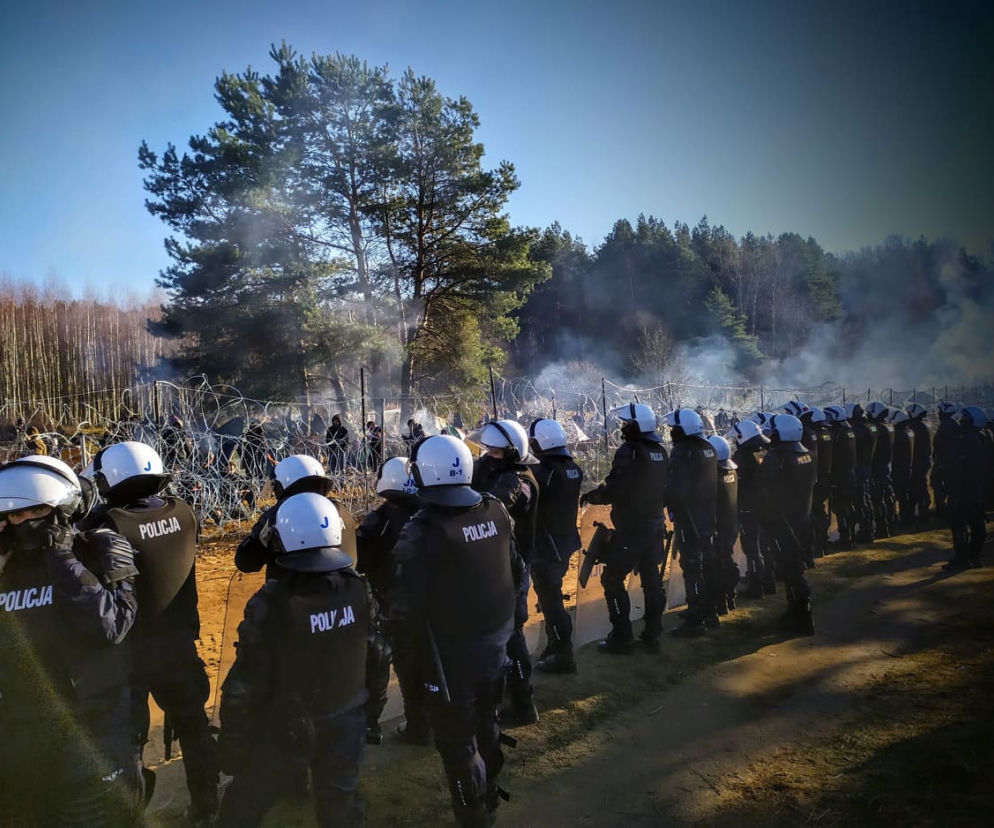 Kryzys na granicy. Setki migrantów nadal koczuje przy ogrodzeniu [RELACJA NA ŻYWO]