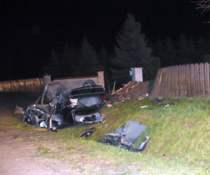 Mława. Fatalny wypadek! NIE ŻYJE jedna z trzech młodych osób zakleszczonych w aucie! [ZDJĘCIA]