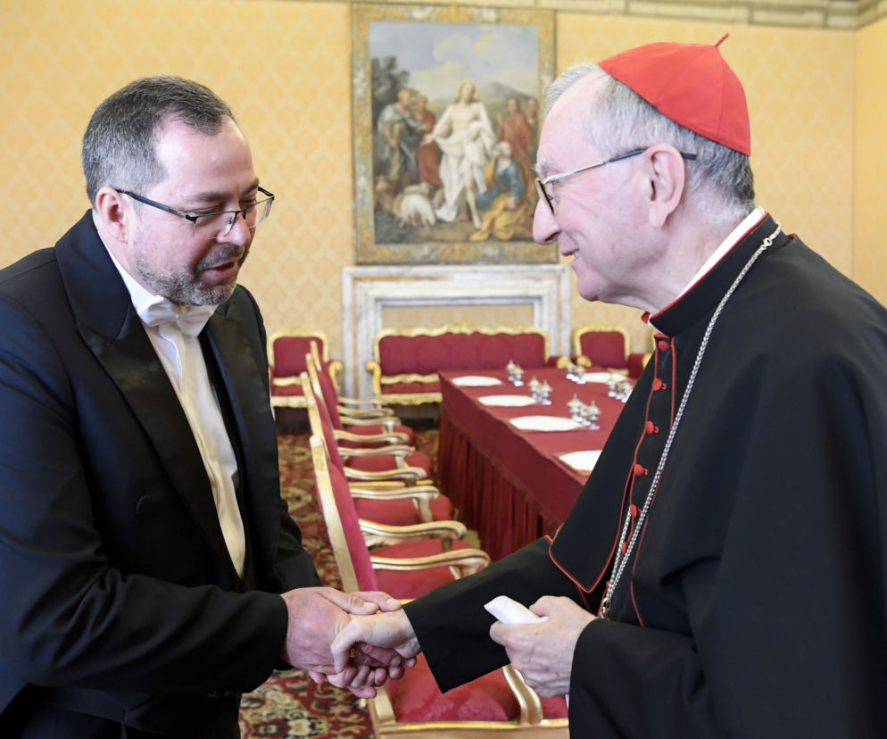 Kontrowersyjne słowa z Watykanu. Kardynał Parolin: Wysyłanie broni na Ukrainę to BŁĄD