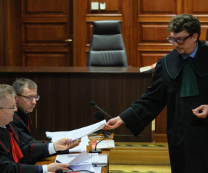 Ks. Olszewski zupełnie odmieniony, bez koloratki, z długą brodą