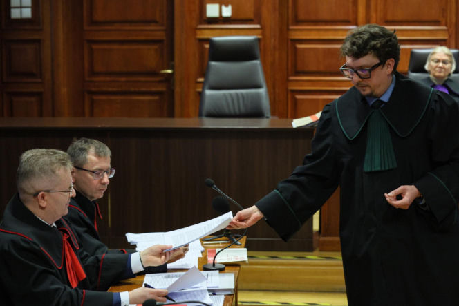 Ks. Olszewski zupełnie odmieniony, bez koloratki, z długą brodą